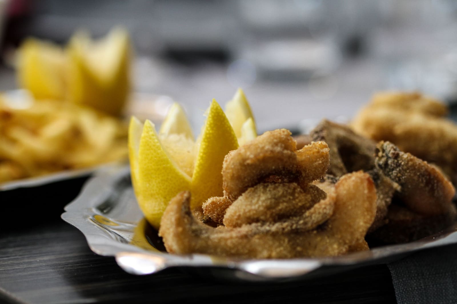 Assiette de friture de carpe dorée