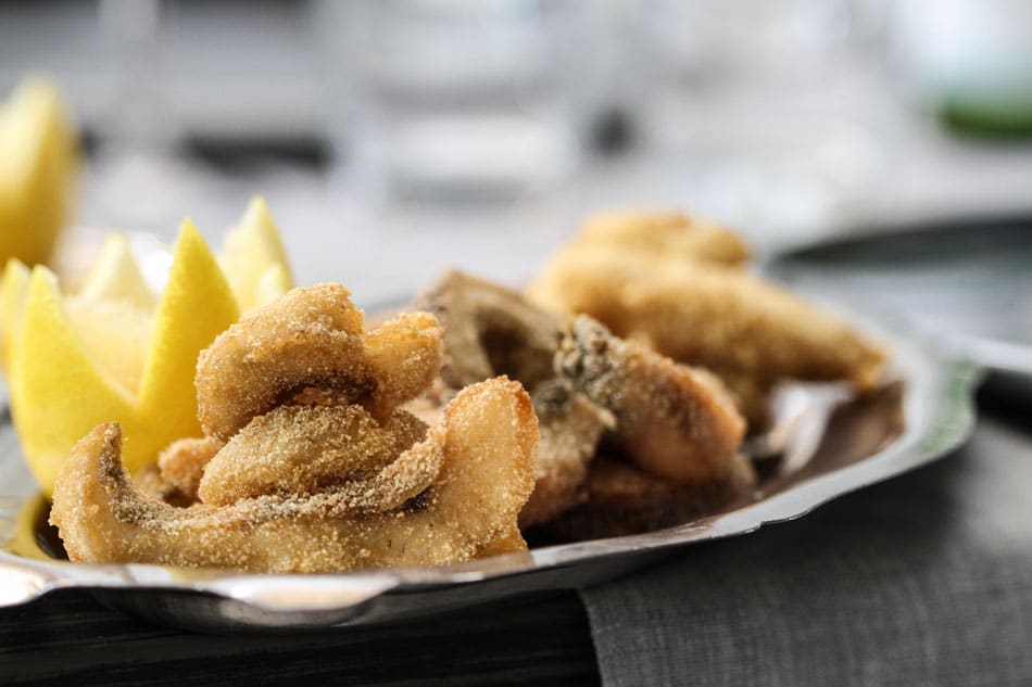 Friture de carpe servie avec frites et citron