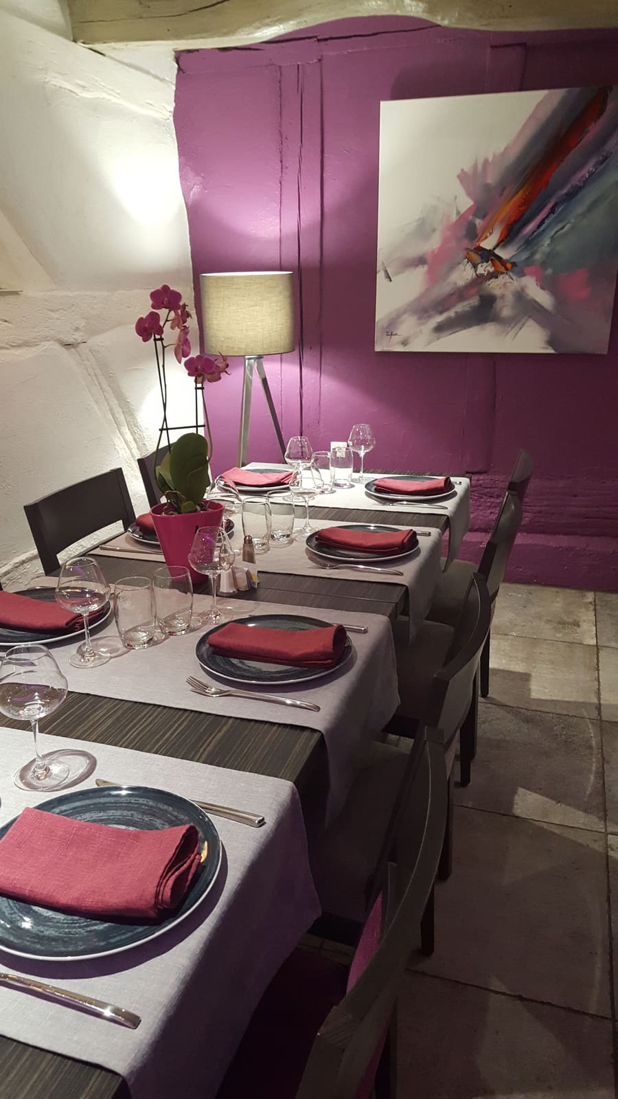 La grande salle du restaurant, dressée